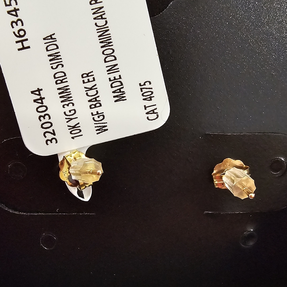 NWT Elegant Gold Stud Earrings - Picture 3 of 5